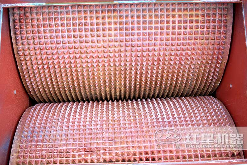 對(duì)輥破碎機(jī)輥皮耐用，幾乎沒(méi)有易損件