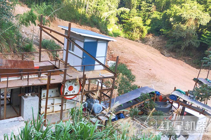 鵝卵石破碎現(xiàn)場，鄂破+圓錐破破碎出13石子